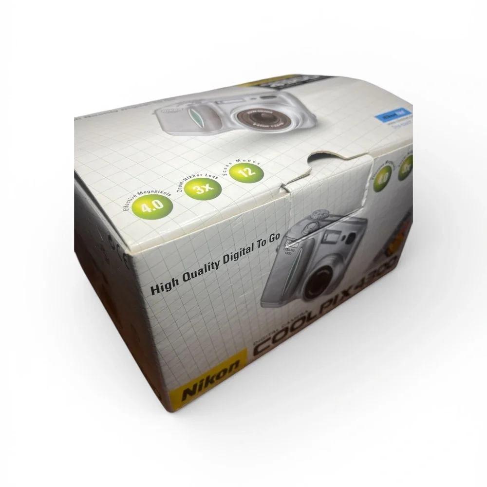 NIKON Coolpix 4300 Complete Camera Package - Silver - MINT with camera bag